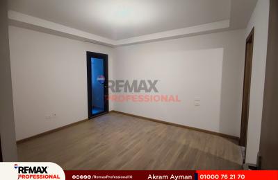 شقه بفيو مفتوح على البلازا بكمبوند سكاي لاين